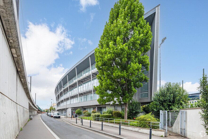 Office in Saint-Denis for lease - Primary Photo - Image 1 of 3