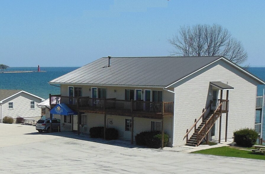 1500 Lake St, Algoma, WI 54201