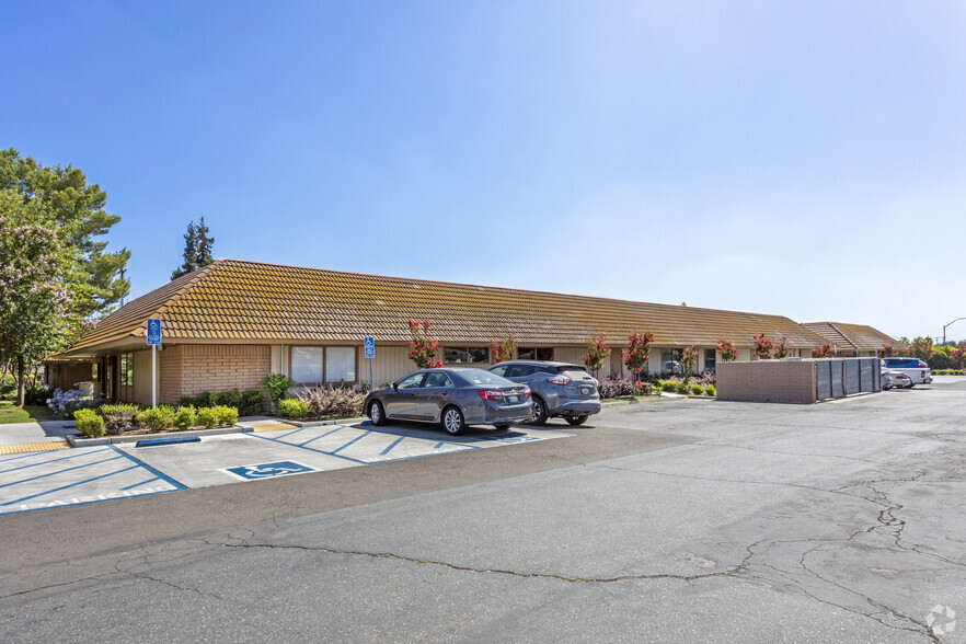 255 W Bullard Ave, Clovis, CA for lease - Building Photo - Image 2 of 2