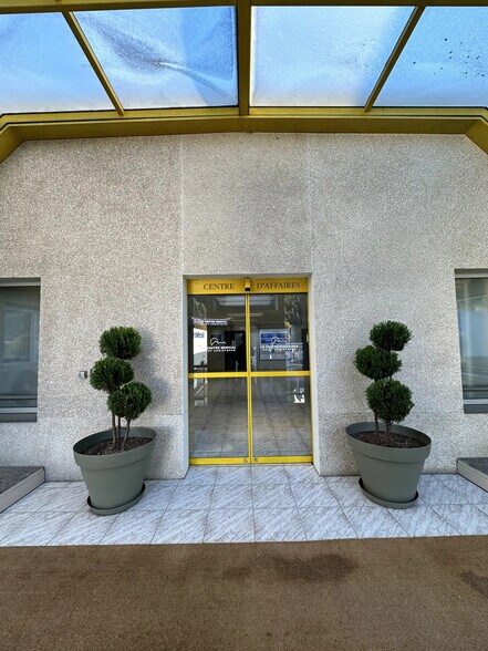 Office in Digne-les-Bains for lease - Building Photo - Image 2 of 2