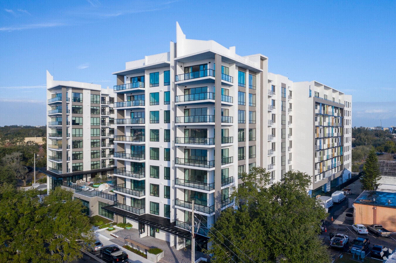 295 NE Ivanhoe Blvd, Orlando, FL 32804 Lake House Apartments