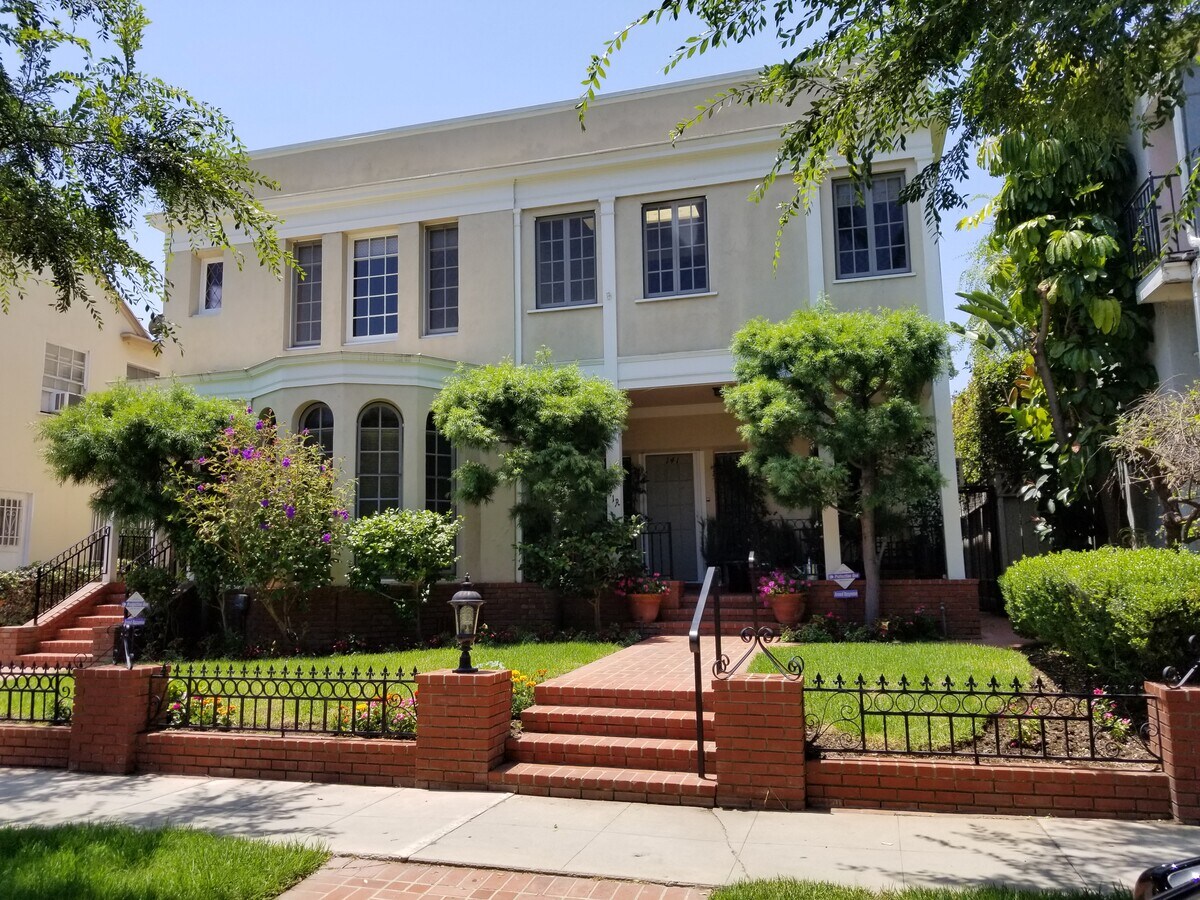 141 S Peck Dr, Beverly Hills, CA 90212