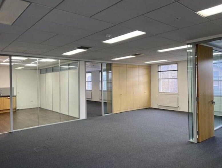 5 The Avenue, Egham for lease - Building Photo - Image 3 of 4