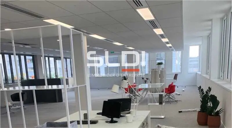 Office in Vaulx-en-Velin for lease - Building Photo - Image 3 of 12