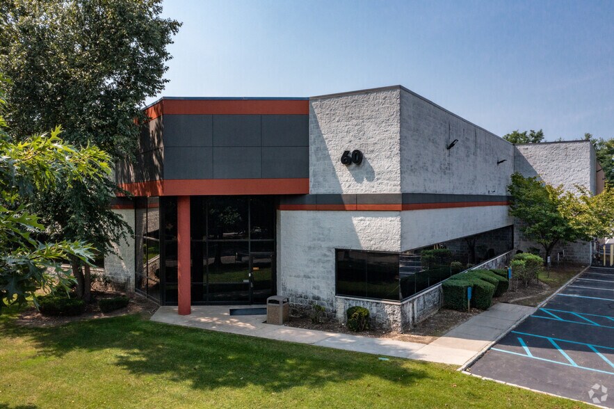 60 Adams Ave, Hauppauge, NY 11788