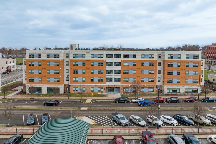 18 E Cayuga St, Oswego, NY for lease - Building Photo - Image 2 of 4