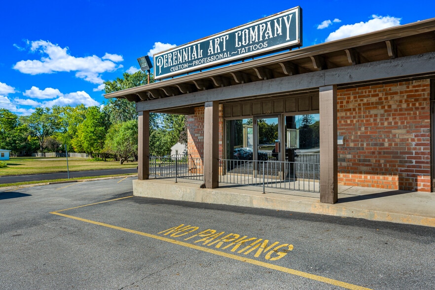 4601 N University St, Peoria, IL for lease - Building Photo - Image 2 of 18