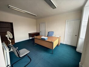 1 Queen St, Louth for lease Interior Photo- Image 2 of 5