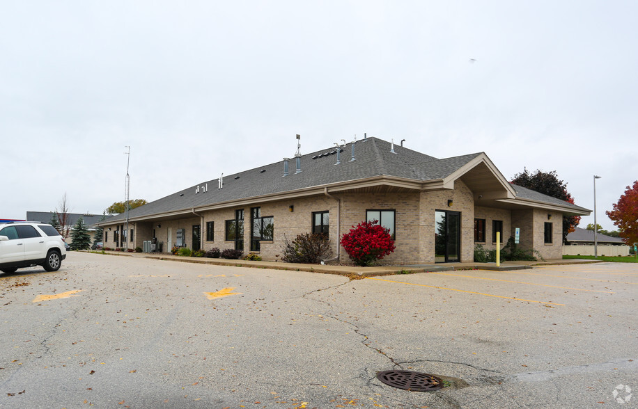 28 Camelot Dr, Fond Du Lac, WI for lease - Building Photo - Image 1 of 4