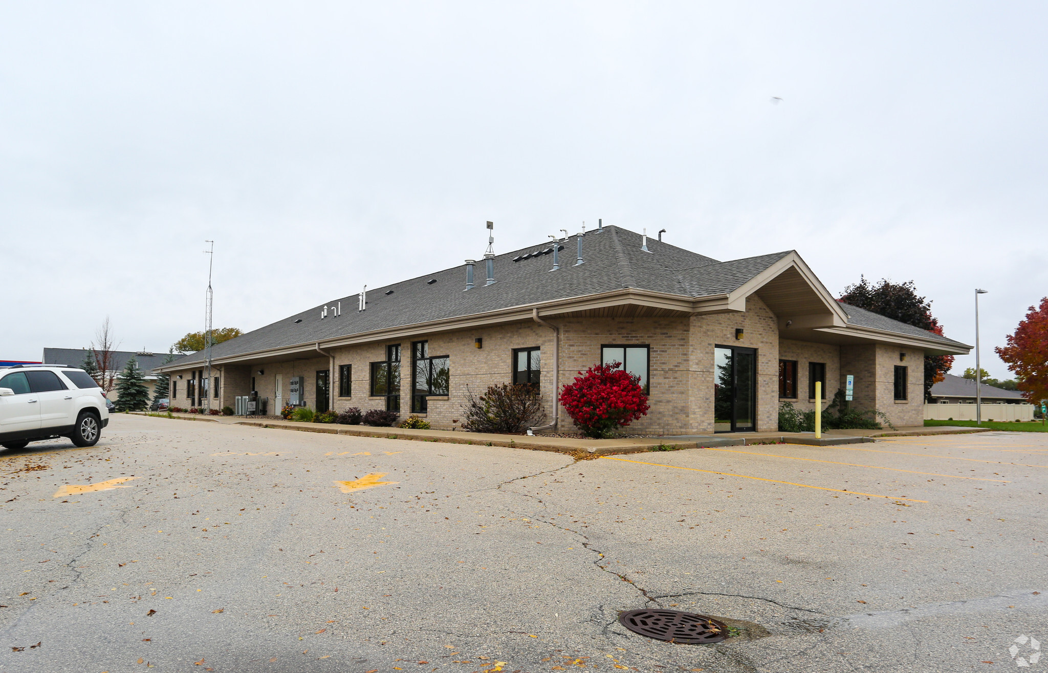 28 Camelot Dr, Fond Du Lac, WI for lease Building Photo- Image 1 of 5