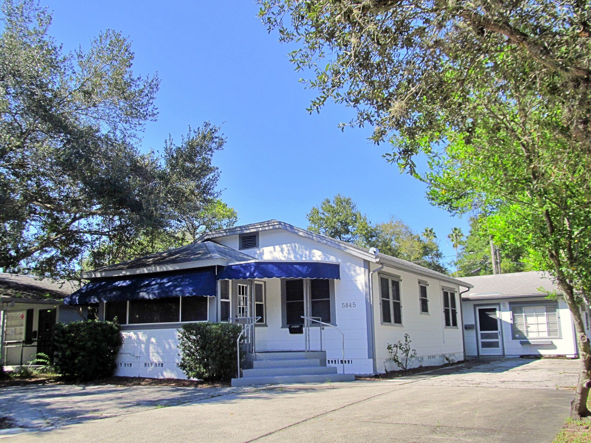 5845-5847 Main St, New Port Richey, FL for lease Primary Photo- Image 1 of 3