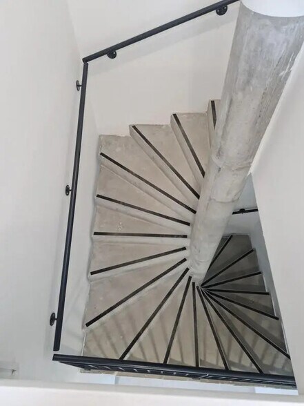 Flex in Pontoise for lease - Building Photo - Image 3 of 11