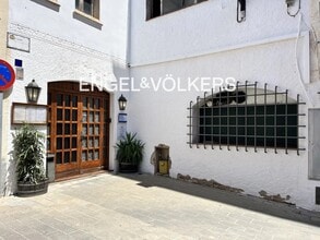 Retail in El Masnou, Barcelona for lease Interior Photo- Image 1 of 3