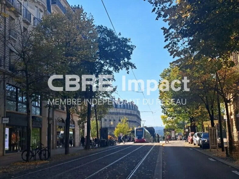 Retail in Dijon for lease - Building Photo - Image 2 of 6