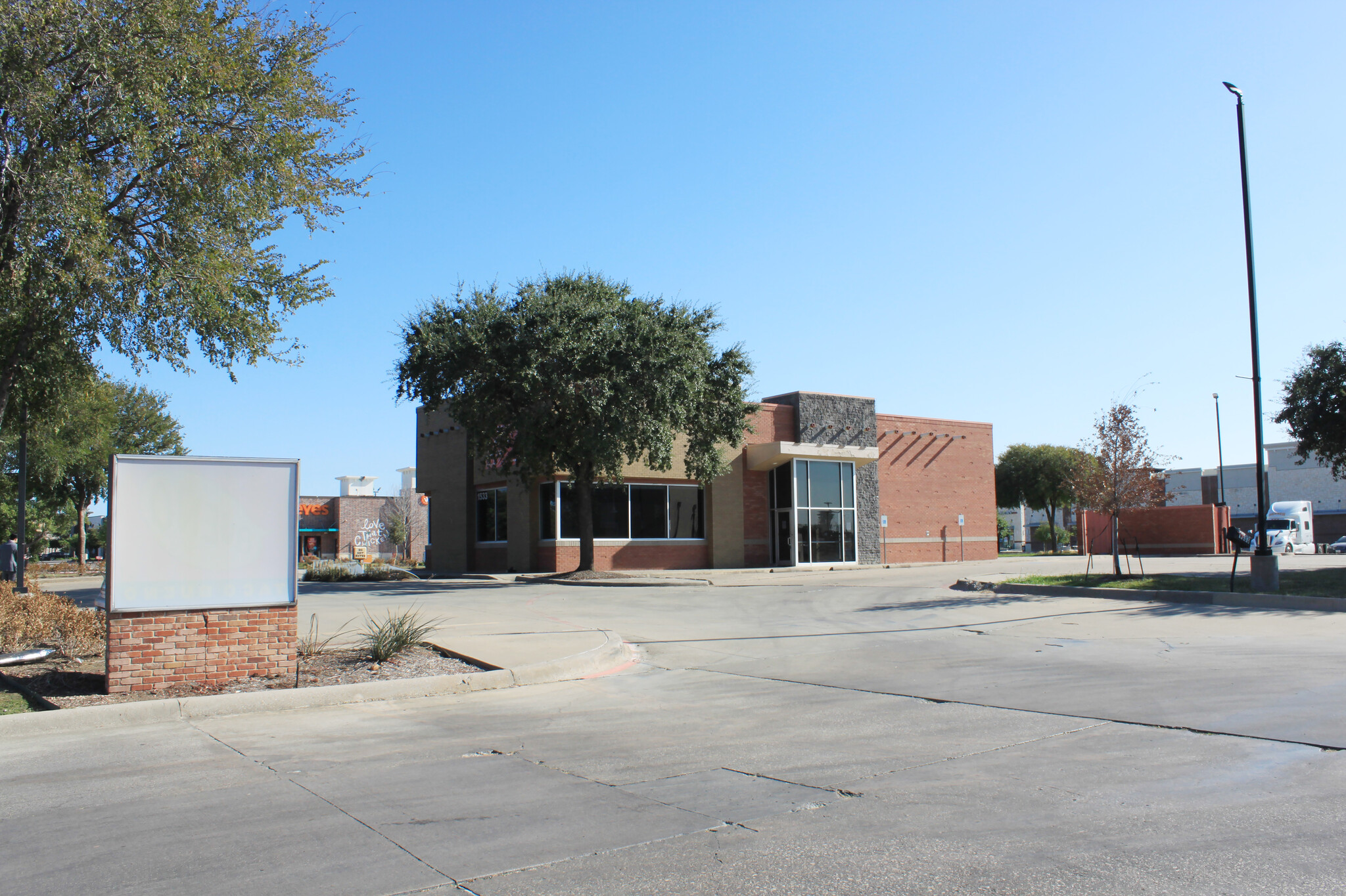 1533 W Hebron Pky, Carrollton, TX for lease Building Photo- Image 1 of 5