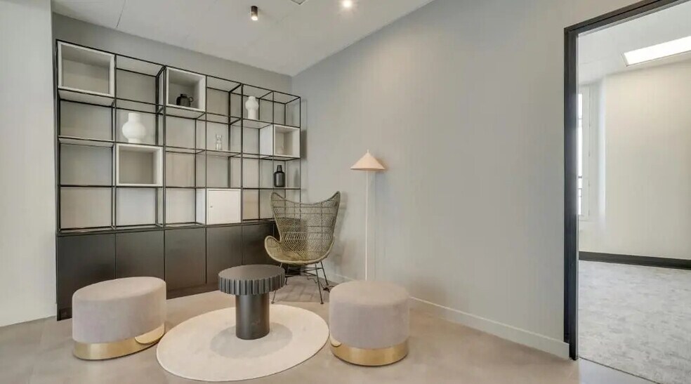 Office in Paris for lease - Interior Photo - Image 2 of 8