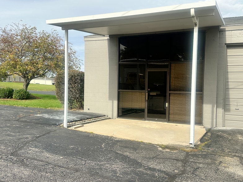 3770 SW South Park Ave, Topeka, KS for lease - Building Photo - Image 2 of 11
