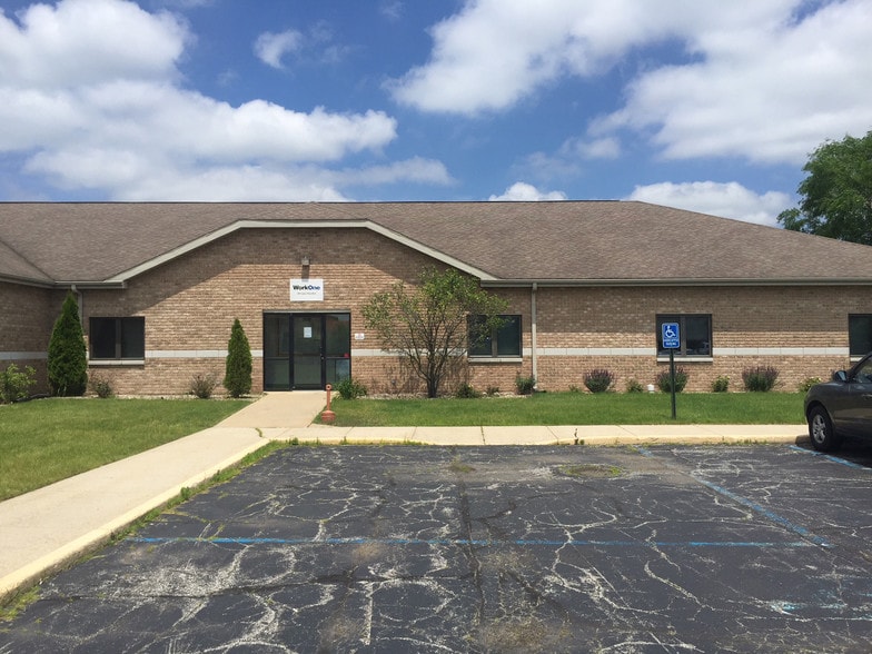 300 Legacy Plz W, La Porte, IN for lease - Primary Photo - Image 1 of 13