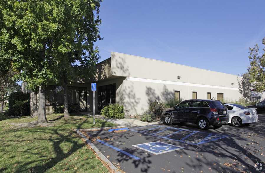 601 Lunar Ave, Brea, CA for lease - Primary Photo - Image 1 of 3