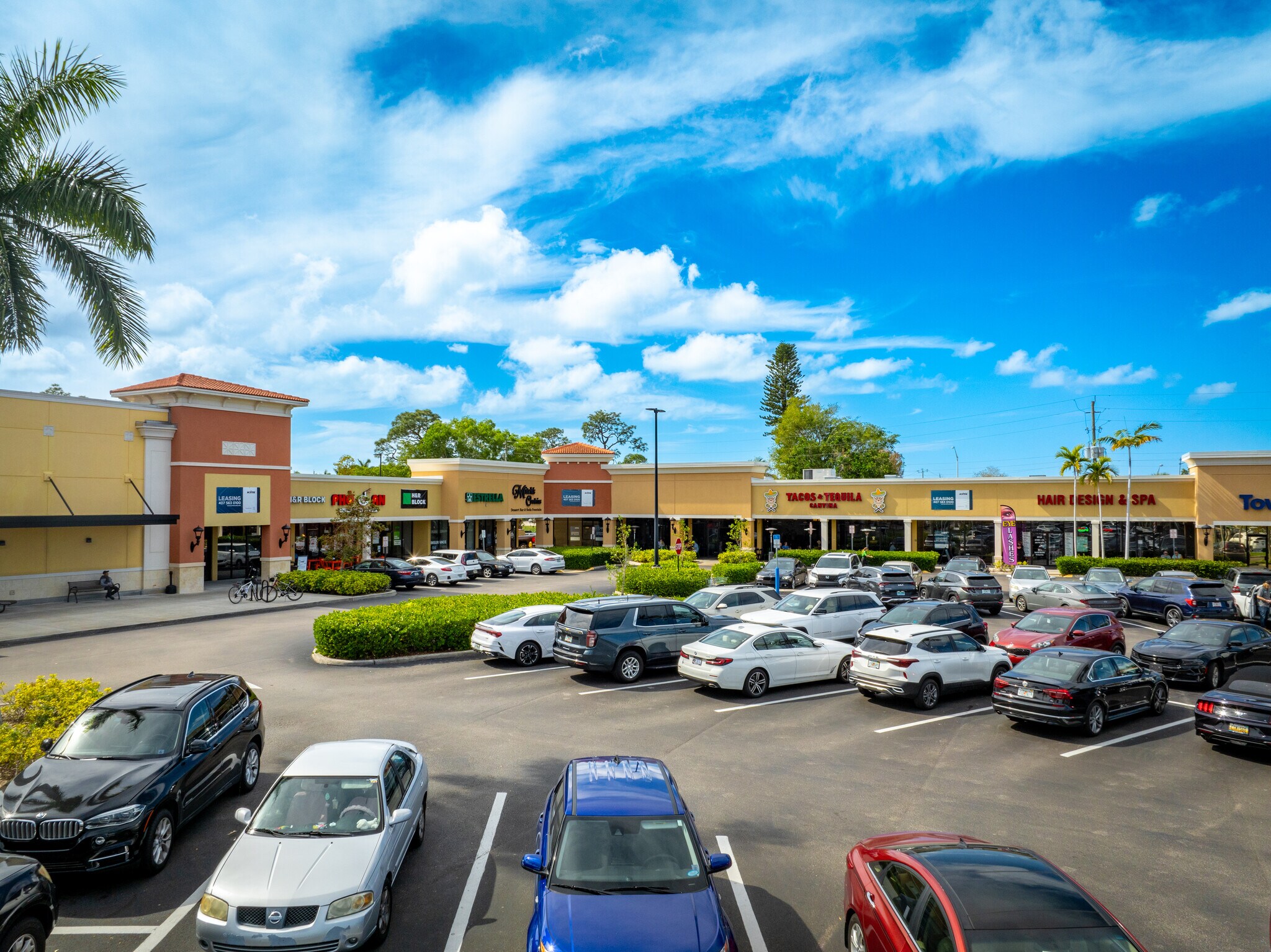 48104890 Davis Blvd, Naples, FL 34104 Kings Lake Square