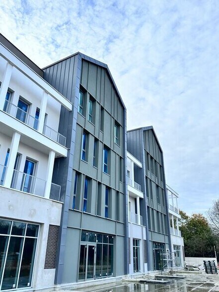 Office in Serris for sale - Building Photo - Image 2 of 15