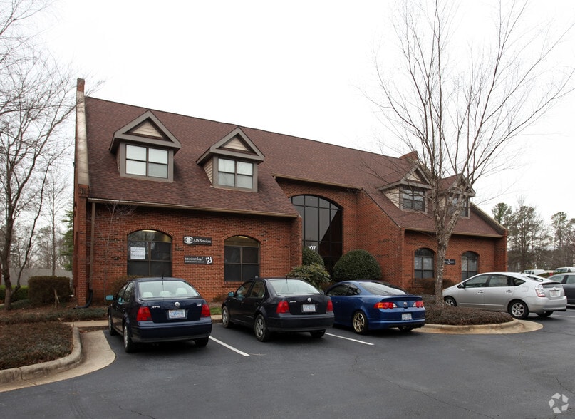 107 Fountain Brook Cir, Cary, NC for lease - Primary Photo - Image 1 of 3