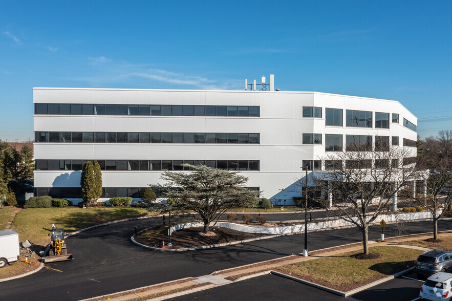 200 Metroplex Dr, Edison, NJ for lease - Building Photo - Image 3 of 6