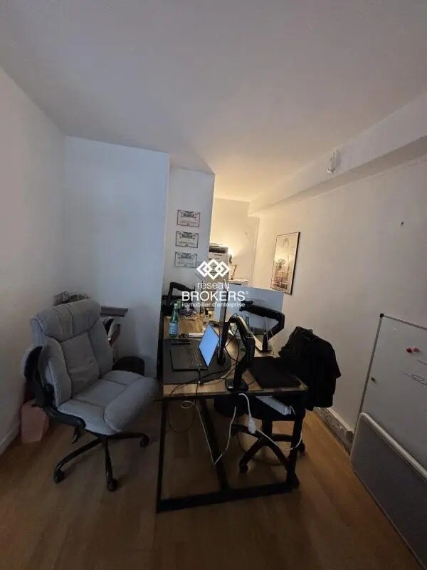 Retail in Paris for lease Interior Photo- Image 1 of 2