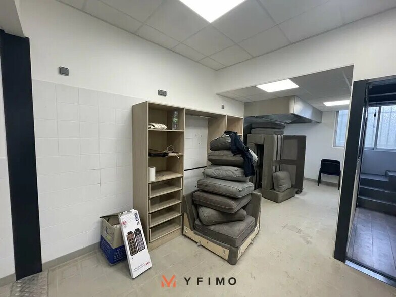 Flex in Ecquevilly for lease - Interior Photo - Image 3 of 7