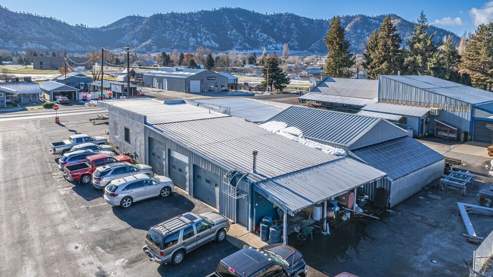 Sunset Highway Business and Real Estate portfolio of 3 properties for sale on LoopNet.com - Building Photo - Image 2 of 4