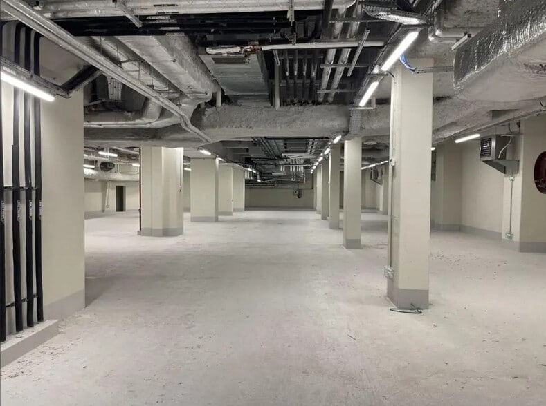 Industrial in Paris for lease - Building Photo - Image 2 of 6