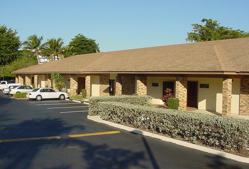 3898-3918 Via Poinciana Dr, Lake Worth, FL for lease - Building Photo - Image 1 of 1