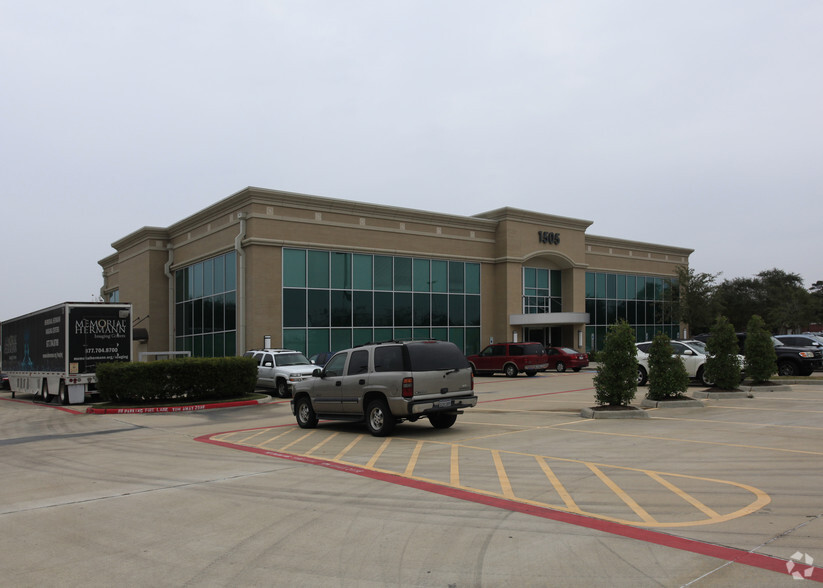 1505 E Winding Way Dr, Friendswood, TX for lease - Building Photo - Image 3 of 6