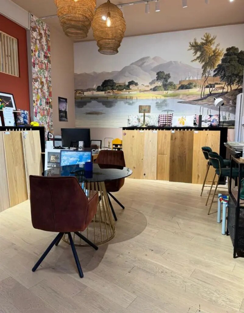Retail in Paris for lease Interior Photo- Image 1 of 3