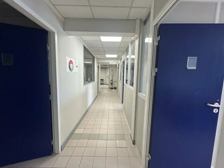 Office in Cavaillon for lease - Interior Photo - Image 3 of 6