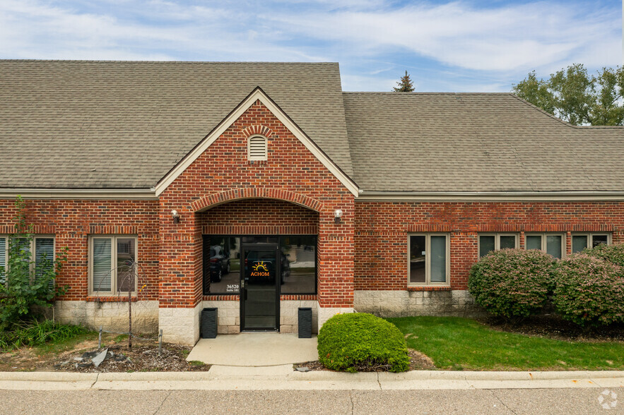 36520 Grand River Ave, Farmington Hills, MI for lease - Building Photo - Image 2 of 29