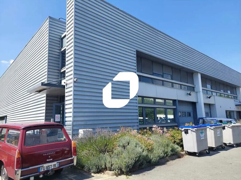 Flex in Trappes for lease - Building Photo - Image 3 of 7