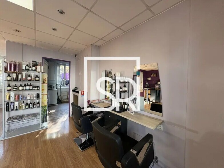 Retail in Clermont-Ferrand for lease - Building Photo - Image 3 of 10