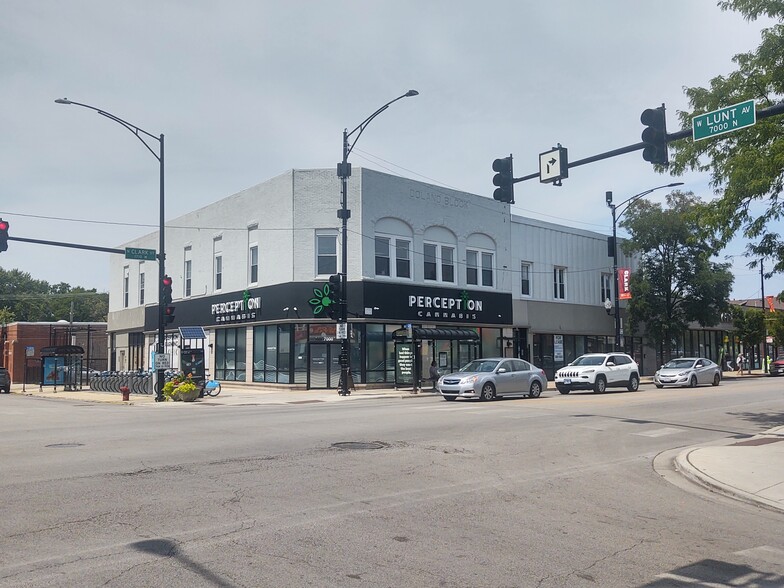 7000-7014 N Clark St, Chicago, IL for lease - Building Photo - Image 1 of 9