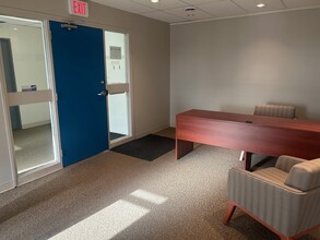 1112 40th Ave NE, Calgary, AB for lease Lobby- Image 2 of 10