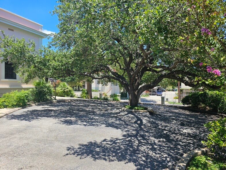 1919 San Pedro Ave, San Antonio, TX for sale - Building Photo - Image 3 of 12