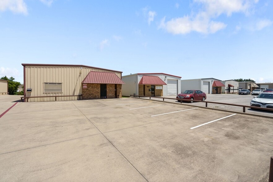 621 Industrial Blvd, Grapevine, TX for lease - Building Photo - Image 2 of 8
