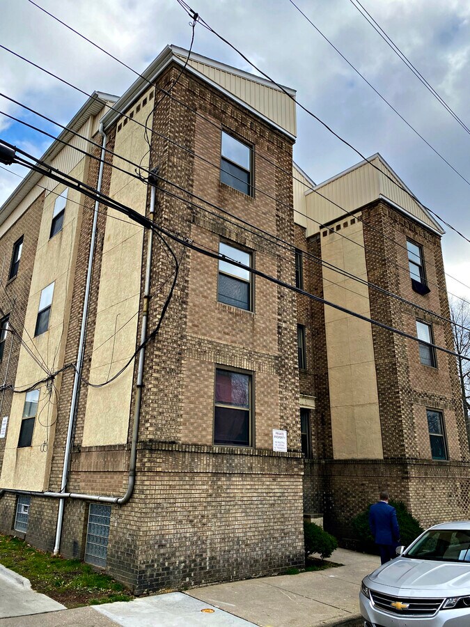 988 Jefferson Ave, Akron, OH 44302