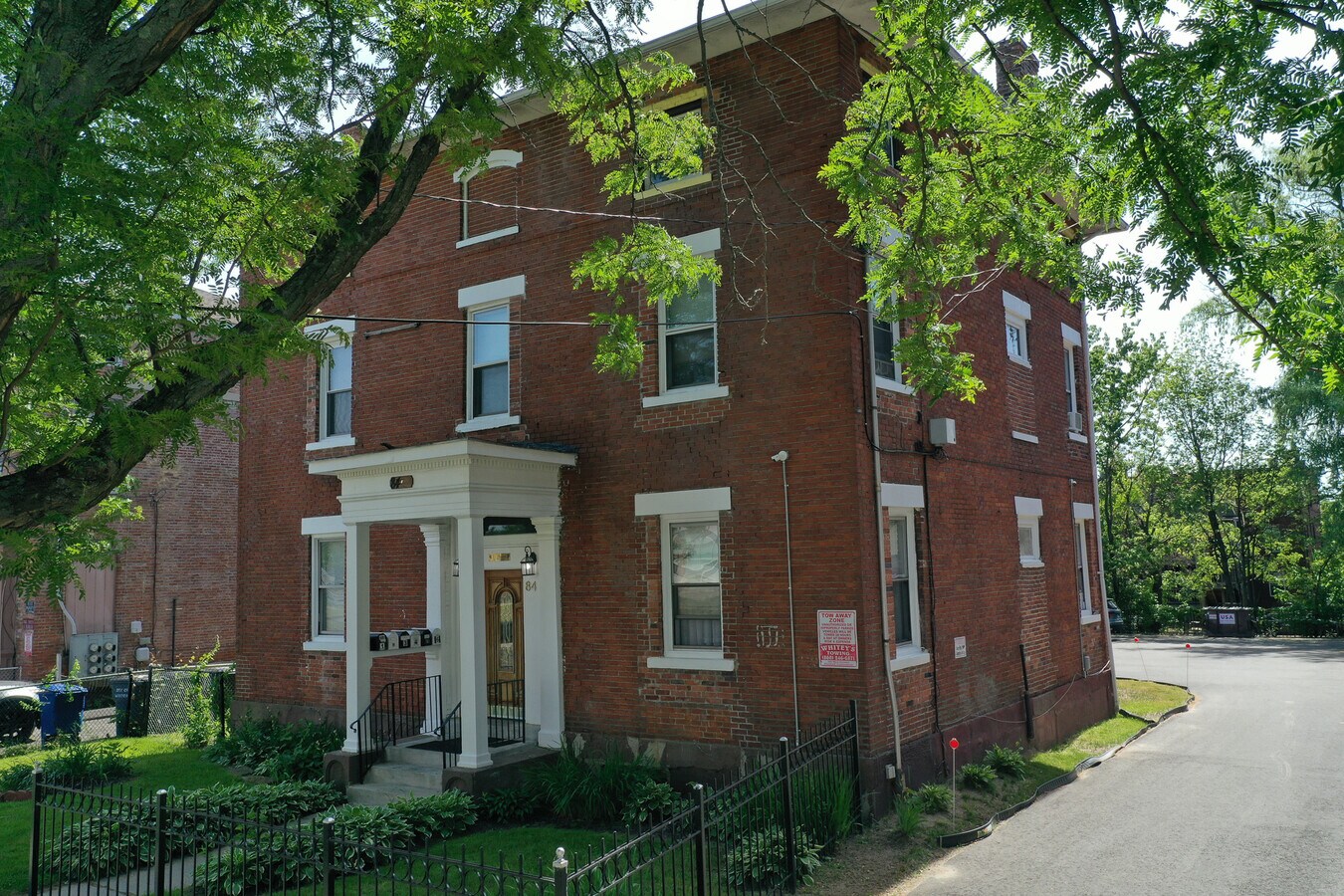 84 Edwards St, Hartford, CT 06120