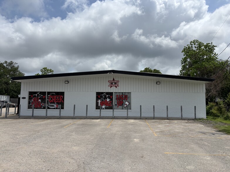 1913 S Gordon St, Alvin, TX for lease - Building Photo - Image 3 of 14
