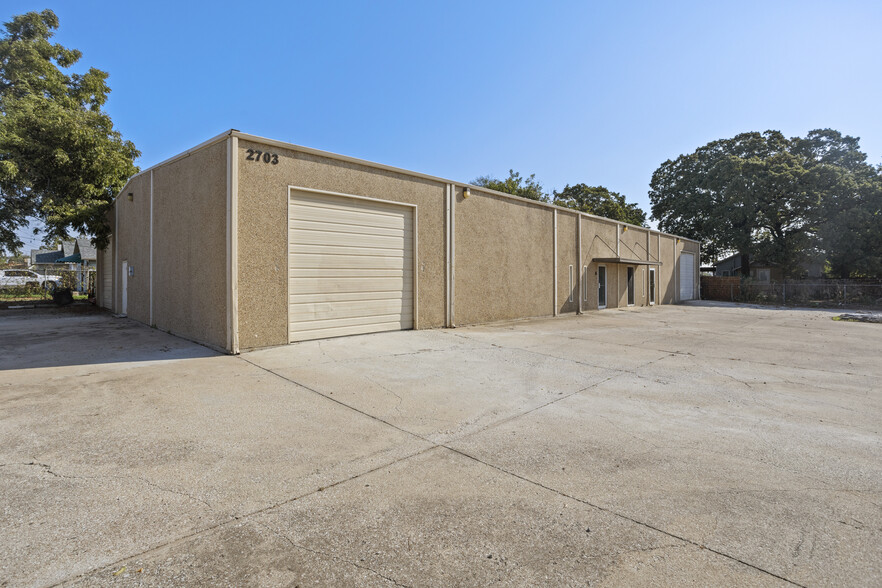 2703 Marshall St, Fort Worth, TX for lease - Building Photo - Image 2 of 7