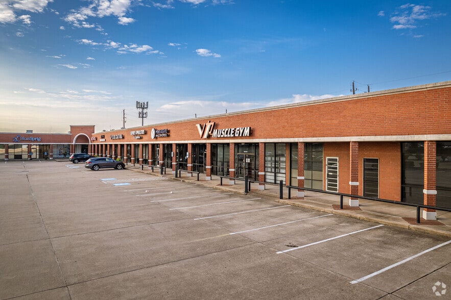 11925 Southwest Fwy, Stafford, TX for lease - Primary Photo - Image 1 of 30
