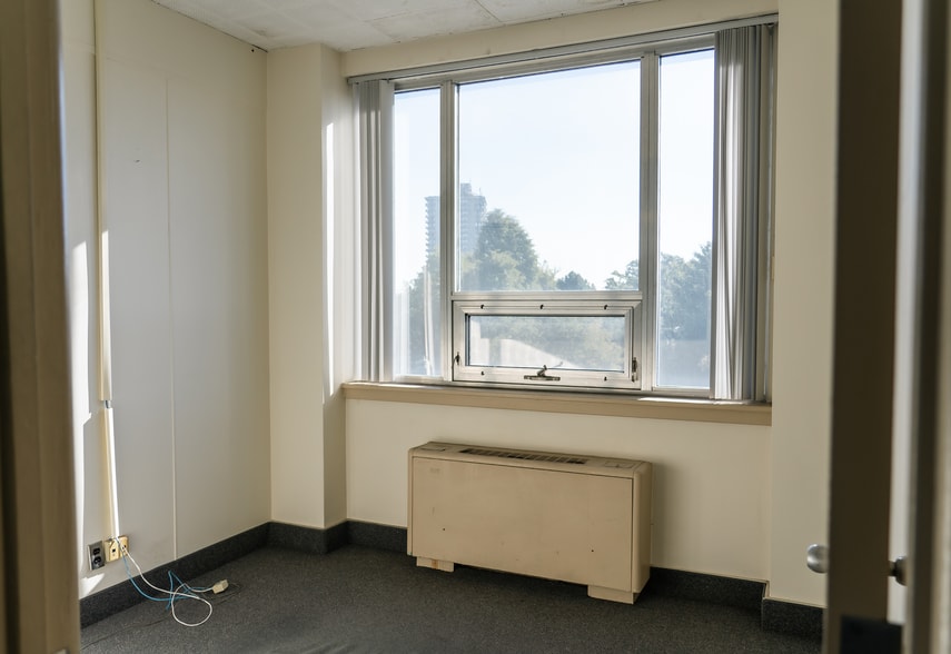 605 James St N, Hamilton, ON for lease - Interior Photo - Image 3 of 11