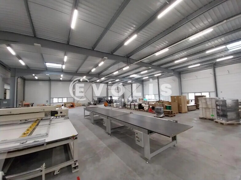 87 Rue Robert Berthelet, Crémieu for lease - Interior Photo - Image 2 of 11