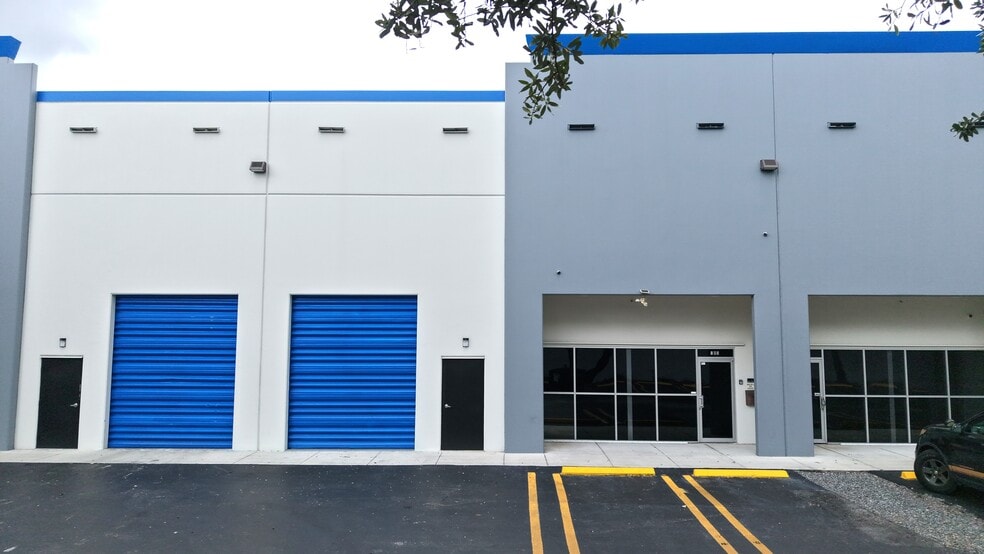 955 NW 159th Dr, Miami, FL for lease - Building Photo - Image 1 of 31